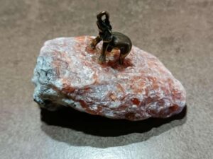 Slon na kameni KALCIT