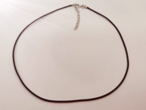 Voskovaná šnúrka so zapínaním čierna