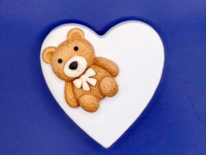 Magnetka srdiečko biele 4x4 cm s medveďom