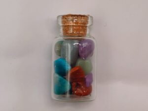 Menšia sklenená fľaštička s kameňmi mix