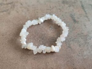 Náramok sekaný MESAČNÝ KAMEŇ svetlý dámsky