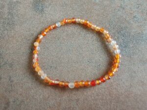 Náramok guličky KARNEOL dámsky fazetovaný 4 mm