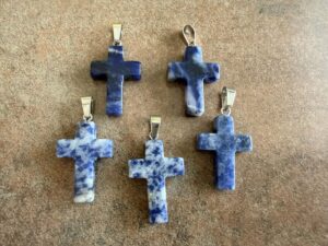 Prívesok krížik SODALIT