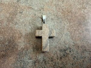 Prívesok krížik JASPIS pieskový