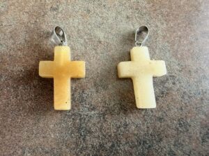 Prívesok krížik JASPIS žltý